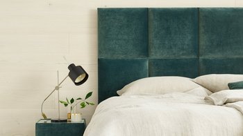 Detailaufnahme vom gepolsterten Kopfhaupt des JOKA Piazza Boxspringbettes in grünem Samt mit Kassettensteppung