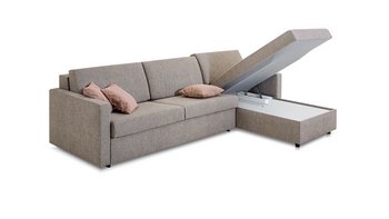 JOKA Marea L-förmiges Eckschlafsofa in Grau mit hochgeklappter Récamiere, die den weißen Stauraum freigibt, und zwei rosa Zierkissen, isoliert auf weißem Hintergrund.