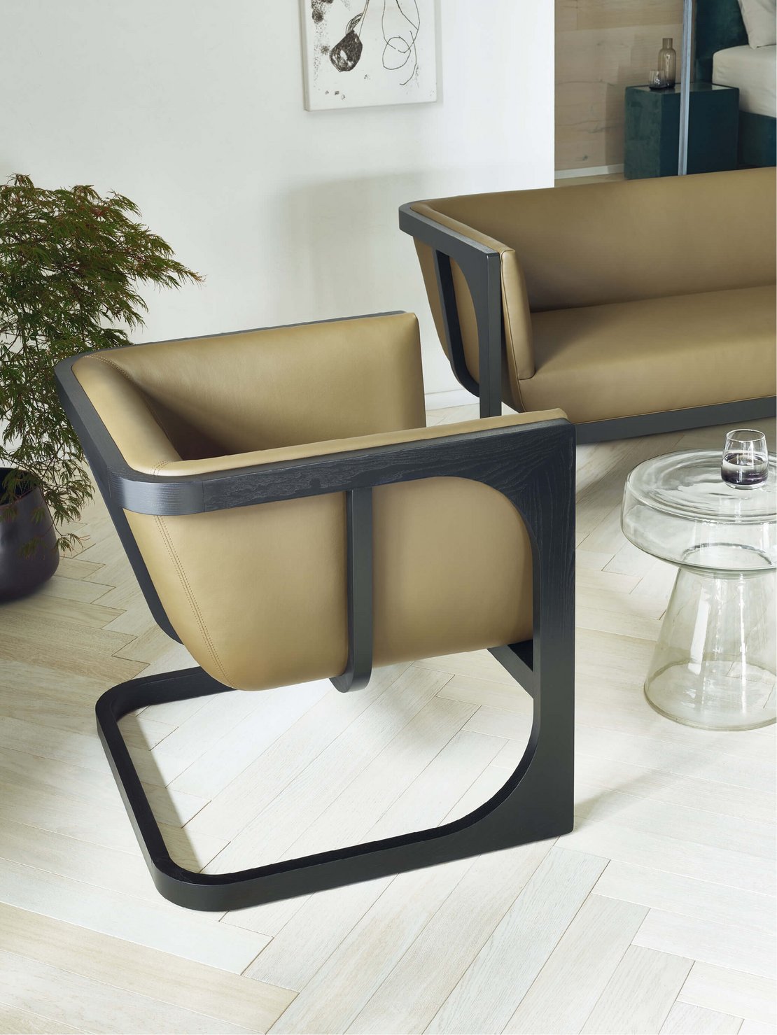 Sessel Corso aus der JOKA Crafted Collection mit beigefarbenem Lederbezug und schwarzem Holzgestell im Hochformat