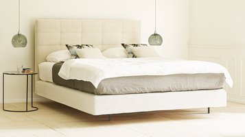 JOKA Capri Boxspringbett in Altrosa in der Totalen im modernen, lichtdurchfluteten Schlafzimmer mit Holzdecke