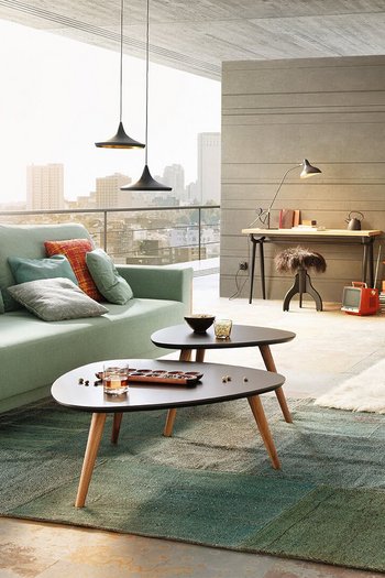 JOKA Time Doppelliege in Mintgrün mit Holzakzenten in geschlossener Sitzposition in einem modernen Loft mit großem Fensterfront-Ausblick.