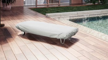 Das Bild zeigt das **JOKA Butterfly Sunbed** (Einzelliege) mit einer hellgrauen **Wetterschutzhülle** im Freien auf einer Holzterrasse direkt am Pool, während im Hintergrund eine moderne Architektur mit Glasfronten und Sonnenschirm zu sehen ist.