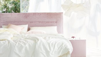 Detailansicht vom gepolsterten Kopfhaupt des JOKA Capri Boxspringbettes in altrosafarbenem Samt mit horizontaler Naht
