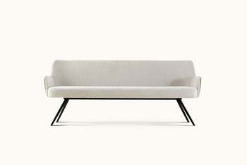 Hellbeiges JOKA Pieno Sofa mit schwarzen Metallfüßen in Frontalansicht vor weißem Hintergrund.