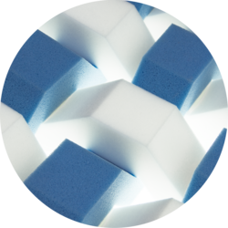 Nahaufnahme eines ineinandergreifenden Geflechts aus blauen und weißen Schaumstoffelementen (Flexinet-System) in einer kreisförmigen Vignette.