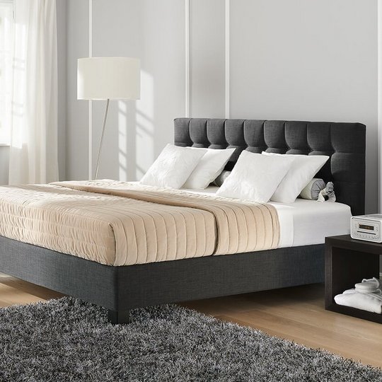 Dunkelgraues JOKA Noblesse Nouvelle Boxspringbett mit Recamiere in modernem, hellgrau gestaltetem Zimmer
