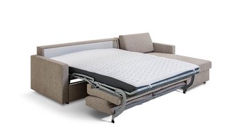 JOKA Marea L-förmiges Eckschlafsofa in Grau mit ausgezogener Liegefläche, integrierter Matratze und Récamiere auf weißem Hintergrund.