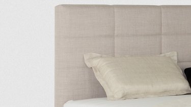 Detailansicht vom gepolsterten JOKA Noblesse Kopfhaupt in Hellbeige mit Rechtecksteppung und hellem Kissen