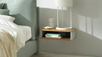 Schwebendes Holz-Nachtkästchen mit hellgrünem Stoffbezug passend zum JOKA Arte Boxspringbett
