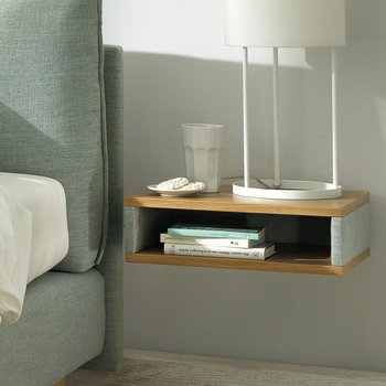 Schwebendes Holz-Nachtkästchen mit hellgrünem Stoffbezug passend zum JOKA Arte Boxspringbett
