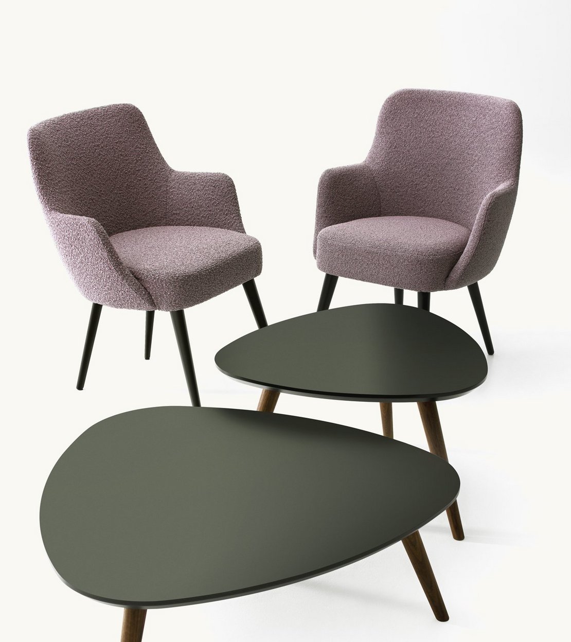 Zwei JOKA Paolo Stühle mit violettem Stoffbezug und schwarzen Beinen hinter zwei nierenförmigen Tosca Couchtischen mit dunkler Platte vor weißem Hintergrund.