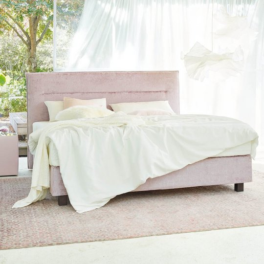 JOKA Capri Boxspringbett in Altrosa in der Totalen im modernen, lichtdurchfluteten Schlafzimmer mit Holzdecke