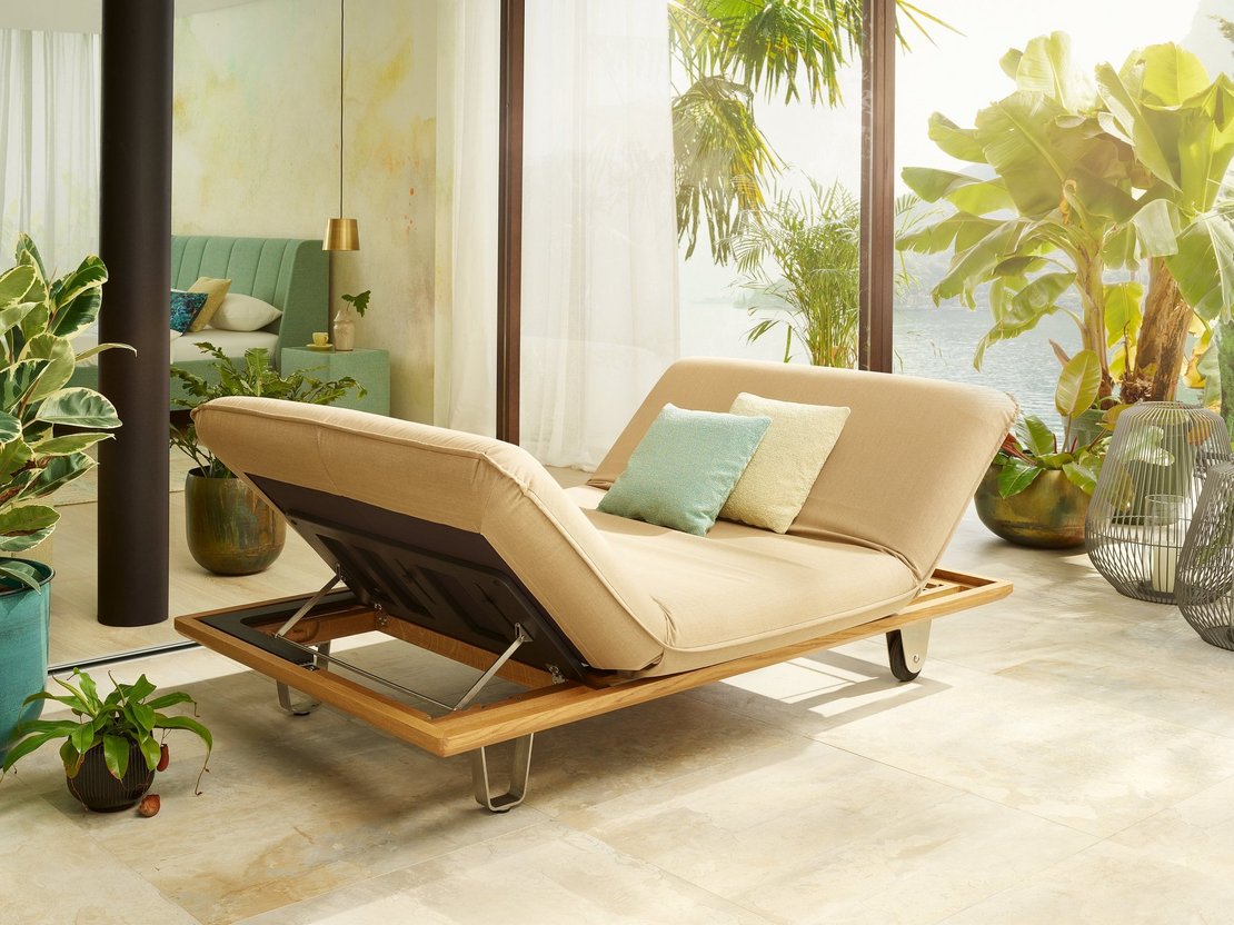 Das Bild zeigt das **JOKA Butterfly Sunbed**, bei dem sowohl die rechte als auch die linke Seite hochgeklappt sind und kein Tisch angebaut ist.