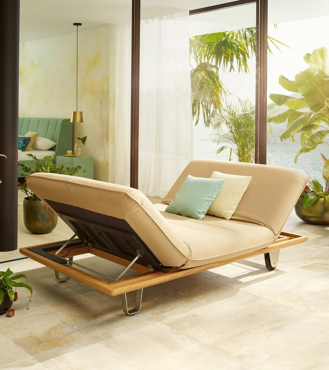 Das Bild zeigt das **JOKA Butterfly Sunbed**, bei dem sowohl die rechte als auch die linke Seite hochgeklappt sind und kein Tisch angebaut ist.