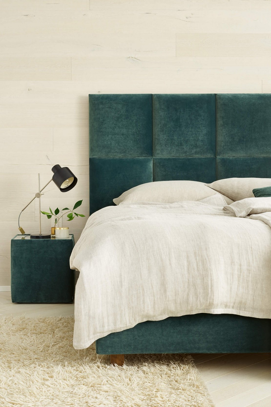 JOKA Piazza Boxspringbett in grünem Samt im Hochformat mit passendem Nachtkästchen und Tischleuchte