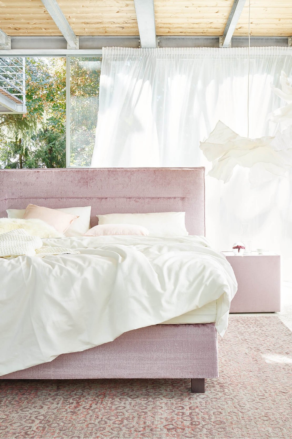 JOKA Capri Boxspringbett in Altrosa im Hochformat mit weißer Bettwäsche und rosafarbenem Nachttisch (Variante 2)