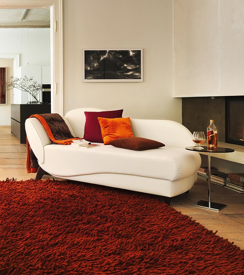 JOKA Chaiselongue Classique in Weiß in gemütlichem Wohnzimmer mit Kamin