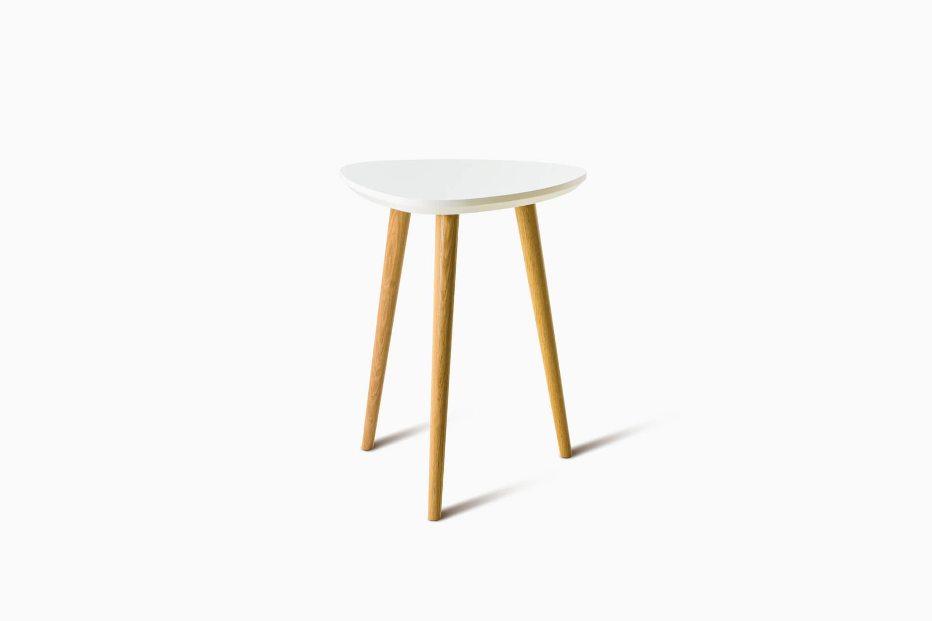 Dreieckiger Beistelltisch in Weiß mit drei Holzbeinen im Skandinavischen Design